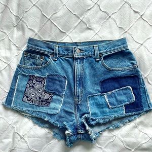 Rare LEVI’S 550 Relaxed Fit Tapered Leg Jean Shorts